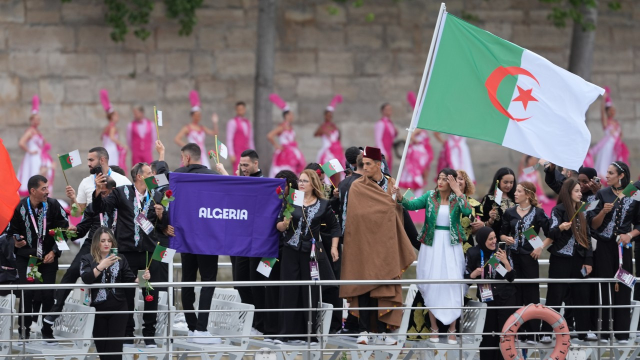 Cezayirli sporcular, olimpiyat açılışında 1961 Paris Katliamı’nı andı
